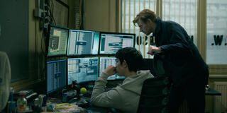 Jack Lowden e Christopher Chung in Slow Horses 1x02