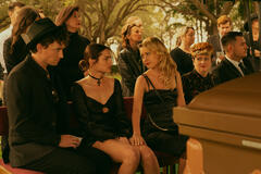 Charlotte Lawrence e Meredith Hagner in Bad Monkey 1x01