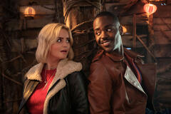 Ncuti Gatwa e Millie Gibson in Doctor Who - The Church on Ruby Road