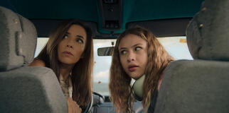 Eva Longoria e Victoria Bazúa in Tierra de mujeres - Intrecci di vite 1x01