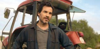 Santiago Cabrera in Tierra de mujeres - Intrecci di vite 1x01