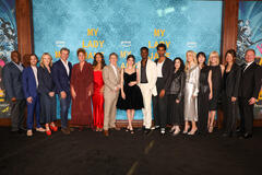 Vernon Sanders, Tom Lieber, Jennifer Salke, Mike Hopkins, Anna Chancellor, Abbie Hern, Rob Brydon, Emily Bader, Jordan Peters, Michael Workeye, Sue Kroll, Gemma Burgess, Meredith Glynn, Laurie MacDonald, Jamie Babbit e Kevin Jarzynski al My Lady Jane Global Red Carpet Premiere