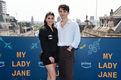 Emily Bader e Edward Bluemel al London photocall per My Lady Jane