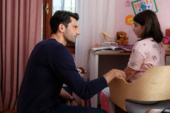 Kaan Urgancioglu come Ilgaz Kaya e Beren Nur Karadis come Defne Kaya in Segreti di Famiglia 1x01