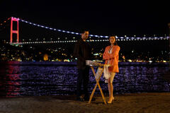 Kaan Urgancıoğlu come Ilgaz Kaya e Pinar Deniz come Ceylin Erguvan in Segreti di Famiglia 1x03