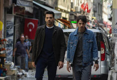 Kaan Urgancioglu come Ilgaz Kaya e Arda Anarat come Çinar Kaya in Segreti di Famiglia 1x03