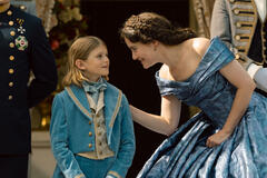 Arian Wegener come Principe Ereditario Rudolf e Dominique Devenport come Sissi in Sissi 3x01 - Immagine dal set