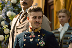 Jannik Schümann come Franz in Sissi 3x01 - Immagine dal set