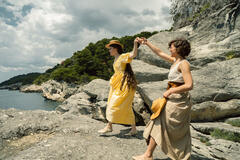 Dominique Devenport come Sissi e Deniz Orta come Alma in Sissi 3x03