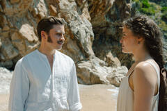 Dominique Devenport come Sissi e Jannik Schümann come Franz in Sissi 3x04