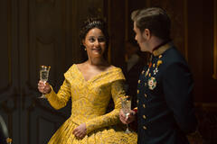 Dominique Devenport come Sissi e Jannik Schümann come Franz in Sissi 3x05