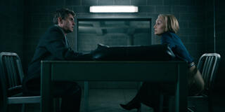 Kristin Scott Thomas e Paul Higgins in Slow Horses 1x04