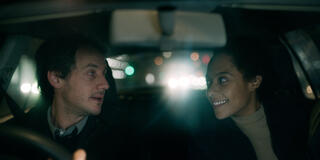 Rosalind Eleazar e Dustin Demri-Burns in Slow Horses 1x04