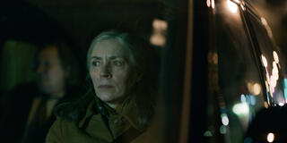 Saskia Reeves e Gary Oldman in Slow Horses 1x04