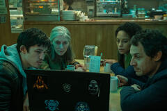 Christopher Chung, Saskia Reeves, Rosalind Eleazar e Dustin Demri-Burns in Slow Horses 1x06