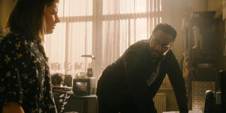 Kadiff Kirwan e Aimee-Ffion Edwards in Slow Horses 2x03