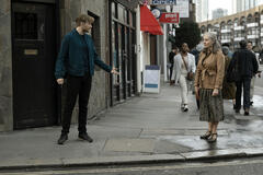 Jack Lowden e Saskia Reeves in Slow Horses 3x01