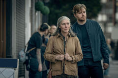 Saskia Reeves e Jack Lowden in Slow Horses 3x01