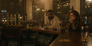 Kadiff Kirwan e Aimee-Ffion Edwards in Slow Horses 3x05