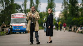 Gary Oldman e Kristin Scott Thomas in Slow Horses 3x06