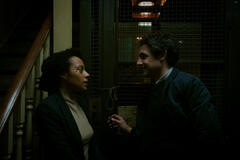 Rosalind Eleazar e Dustin Demri-Burns in Slow Horses 1x03