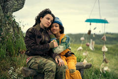 Stefania LaVie Owen, Naledi Murray in Sweet Tooth 3x03