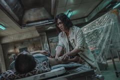 Oh Jung-se come Dr. Lim in Sweet Home 2x04