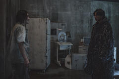 Oh Jung-se come Dr. Lim, Lee Jin-uk come Pyeon Sang-wook in Sweet Home 2x08