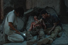 Oh Jung-se come Dr. Lim, Kim Moo-Yeol come Kim Yeong-hu in Sweet Home 3x02