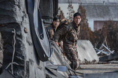 Jinyoung come Park Chan-yeong, Kim Moo-Yeol come Kim Yeong-hu in Sweet Home 3x06