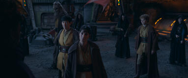 (Clockwise from center): Jedi Master Indara (Carrie-Anne Moss), Master Sol (Lee Jung-jae), Jedi Master Kelnacca (Joonas Suotamo) e (second from right) Master Torbin (Dean Charles Chapman) in The Acolyte