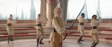 (Centro): Jedi Padawan Jecki Lon (Dafne Keen) in The Acolyte