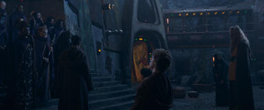 (Clockwise from right): Jedi Master Kelnacca (Joonas Suotamo), Master Torbin (Dean-Charles Chapman), Jedi Master Indara (Carrie-Anne Moss), Mother Aniseya (Jodie Turner-Smith) e Koril (Margarita Levieva) in The Acolyte