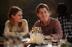 Iris Apatow, John Owen Lowe in Unstable 2x05