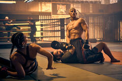 Emilio Sakraya come Octavio e Marie Mouroum come Cosima sul set di 60 Minutes