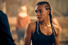 Marie Mouroum come Cosima sul set di 60 Minutes