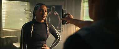 Marie Mouroum come Cosima sul set di 60 Minutes