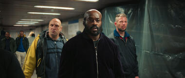 Aristo Luis come Benko sul set di 60 Minutes