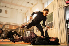 Marie Mouroum come Cosima sul set di 60 Minutes