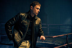 Dennis Mojen come Paul sul set di 60 Minutes