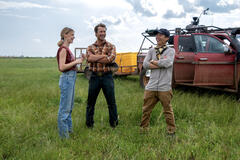 (da sx) Daisy Edgar-Jones, Glen Powell, e regista Lee Isaac Chung sul set del film Twisters