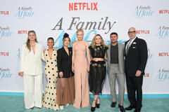 Carrie Solomon, Liza Koshy, Sherry Cola, Nicole Kidman, Joey King, Zac Efron e Richard LaGravenese alla première mondiale di A Family Affair di Netflix all'Egyptian Theatre Hollywood il 13 giugno 2024 a Los Angeles, California