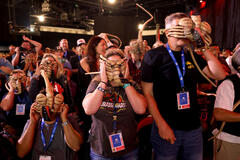 Ospiti in cosplay nella Hall H al SDCC in San Diego, in California, per Alien: Romulus Panel il 26 luglio 2024