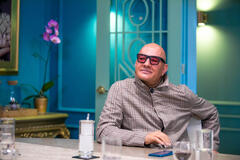 Julián Arango (Hugo Lombardi) in Betty La Fea, la storia continua 1x01