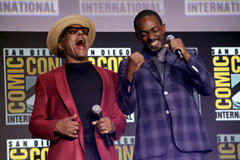 (S-D) Giancarlo Esposito e Anthony Mackie sul palco durante il Marvel Studios Panel nella Hall H al SDCC in San Diego, California il 27 luglio 2024