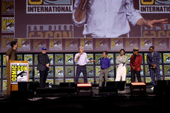 (S-D) Rob Delaney, Kevin Feige, Harrison Ford, Tim Blake Nelson, Danny Ramirez, Giancarlo Esposito e Anthony Mackie sul palco durante il Marvel Studios Panel nella Hall H al SDCC in San Diego, California il 27 luglio 2024