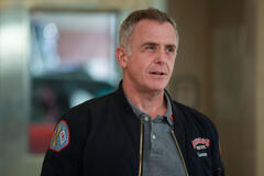 David Eigenberg come Christopher Herrmann in Chicago Fire 12x03