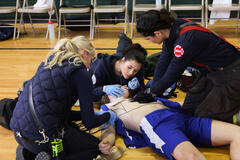 (S-D) Kara Killmer come Sylvie Brett, Hanako Greensmith come Violet Mikami, Miranda Rae Mayo come Stella in Chicago Fire 12x05