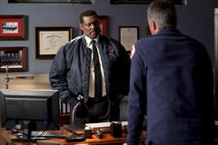 (S-D) Eamonn Walker come Chief Wallace Boden, Taylor Kinney come Kelly Severide in Chicago Fire 12x07