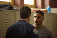 (S-D) Jake Lockett come Sam Carver, Rome Flynn come Gibson in Chicago Fire 12x08